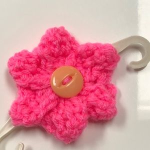 Face mask holder hooks mask behind head not ears